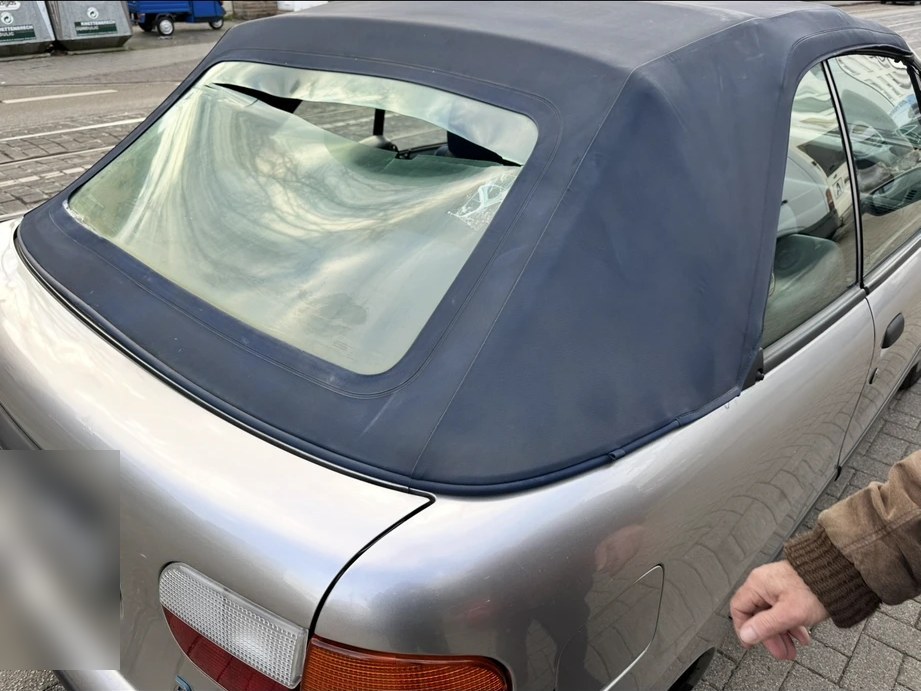 Cabrioverdeck mit beschädigter Heckscheibe — Reparatur durch Autosattlerei Erol Ludwigshafen
