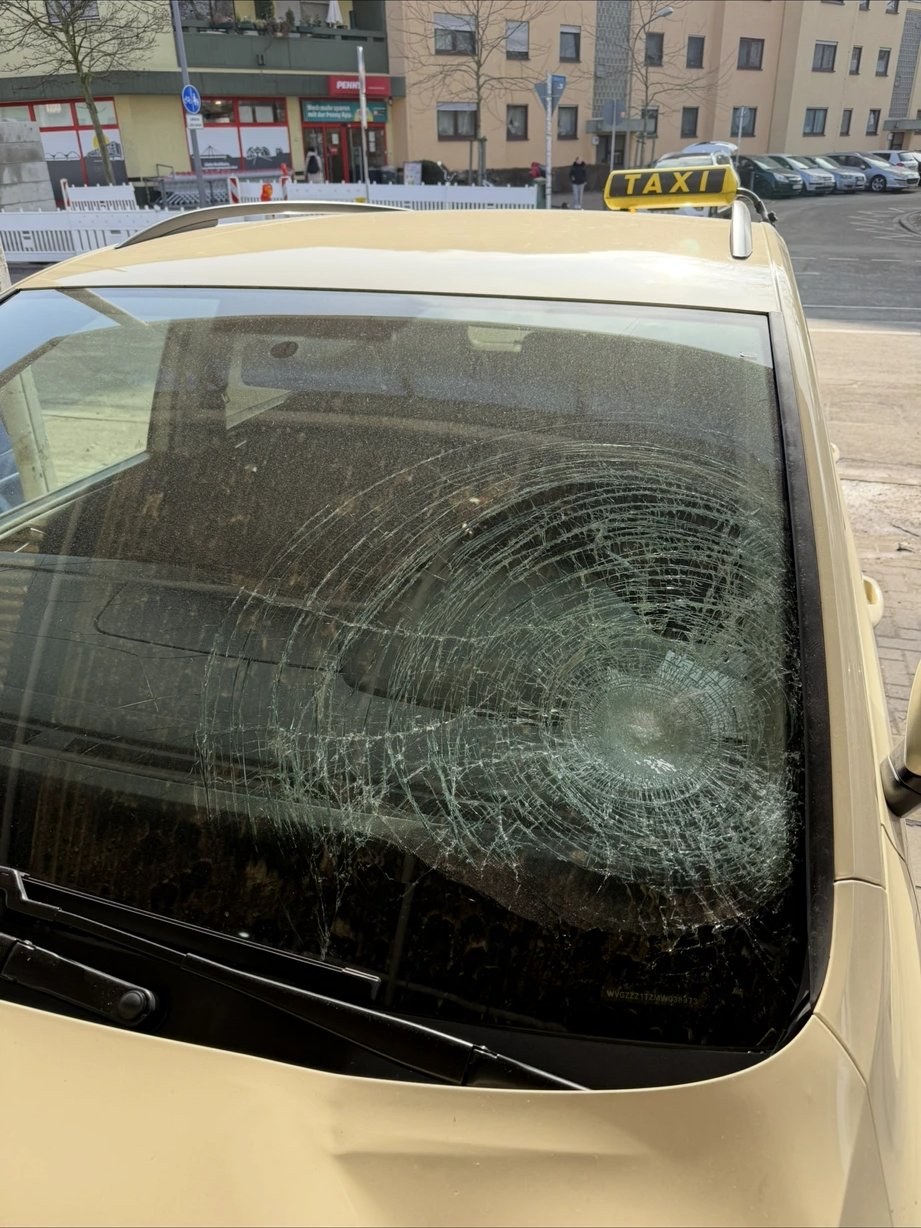Echter Kundenfall: stark beschädigte Windschutzscheibe eines Taxis — Scheibentausch bei Servus Autoglas Ludwigshafen