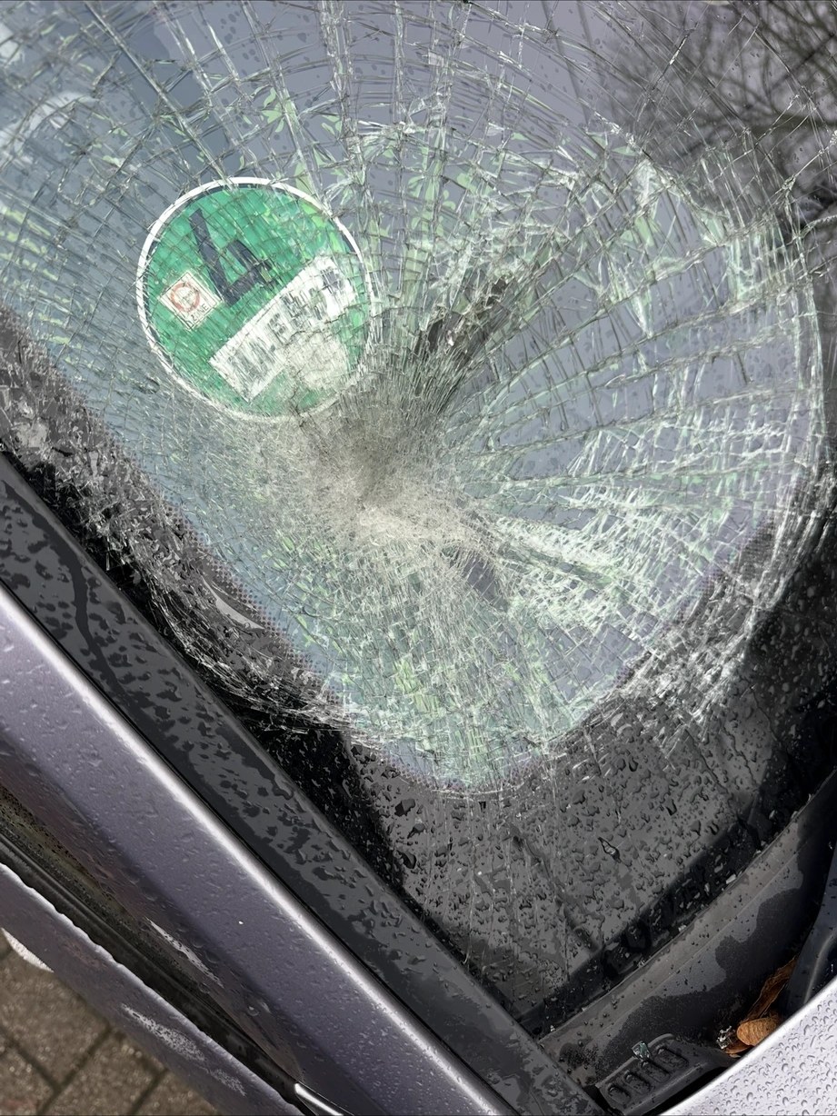 Massiver Steinschlag-Schaden auf Windschutzscheibe — echter Kundenfall bei Servus Autoglas Ludwigshafen