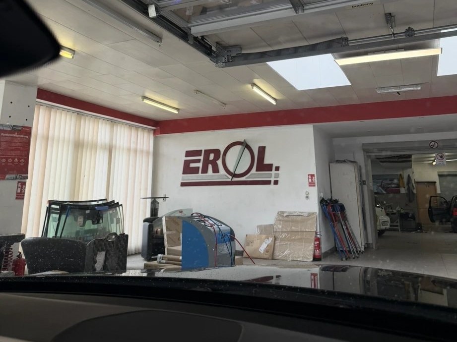 Blick in unsere Autoglas-Werkstatt in Ludwigshafen — AutoGlas Erol GmbH (Servus Autoglas)